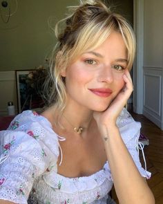 I've made no secret of my love of French-girl hair, but there's one hairstyle that the Parisian fashion set always gets right: fringe. Side Bangs On Both Sides, Sabina Socol Hair, Long Hair Side Bangs, French Haircut Medium, Summer Bangs, Side Part Bangs, Fringe Hairstyle, French Girl Hair, Sabina Socol