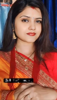 Traditional Housewife, Attractive Dresses, Glamour Beauty, Stylish Women Fashion, Arab Women, Face Images, Indian Traditional, Saree Look, Beautiful Woman