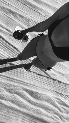 Fake Photo Short Hair, Black And White Beach, Summer Picture Poses, Best Friend Photoshoot, Beach Pics, Story Ideas Pictures, Sea Photo, White Beach, Foto Ideas Instagram