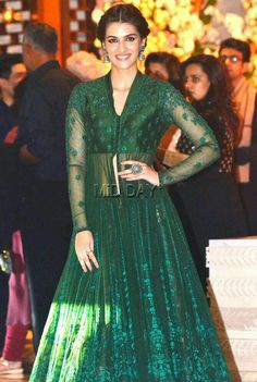 Kriti Sanon Blouse Designs Wedding, Mukesh Ambani, Green Formal Dresses, Lehnga Dress, Indian Designer Suits, Wedding Blouse Designs, Kriti Sanon