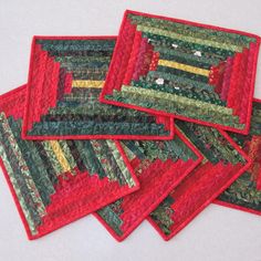 Log Cabin placemats Christmas Logs, Quilted Placemat Patterns, Christmas Log, Quilted Placemats, Patchwork Table Runner, Christmas Patchwork, Christmas Quilting, Mug Rug Patterns, Table Quilts