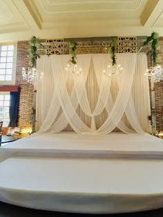 Vintage Backdrop Wedding, Backdrop Curtain Ideas Wedding, Draping Backdrop Wedding, Wedding Backdrop With Chandelier, White Draping Backdrop, Stage Draping Ideas, Drape Backdrop Ideas, Draping Techniques Wedding, Wedding Ceremony Drapery