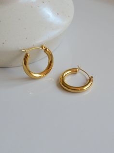 A gold hoop is an ideal piece of jewelry for every occasion, as it is both simple and cool. Simply elegant french-styled huggie earrings. Sparkle and shine with hoop huggie earrings from now. ENTER HOOP EARRINGS COLLECTION: https://etsy.me/3r2BF0N ♥ DISCOUNT (To all shop jewelry) Buy any 2 and more to get 15% off discount code: CHICDANKE ♥ SIGN UP for 10% OFF your first order: https://bit.ly/3olIlWf ♥ DETAILS - Diameter: 2.4cm / 0.94''. - Thickness: 0.4cm / 0.15''. - Weight: 5.5g / 0.012lb (each Simple Gold Huggie Earrings Tarnish Resistant, Simple Gold Earrings For Everyday, Simple Gold Tarnish-resistant Earrings, Simple Gold Tarnish-resistant Hoop Earrings, Simple Everyday Gold Earrings, Yellow Gold Simple Earrings, Everyday Simple Gold Earrings, Simple Gold Huggie Earrings As Gift, Simple Yellow Gold Earrings