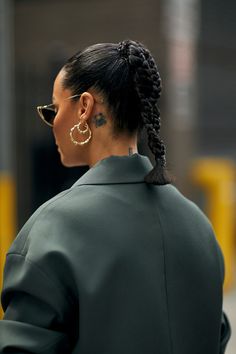 Chic Hair Accessories, Creative Braids, 2000s Looks, Crop Haircut, Chic Hair, New York Fashion Week Street Style, Streets Of New York, Beauty Hair Makeup, Natural Curls Hairstyles