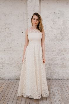 Edles, bodenlanges Boho-Brautkleid mit viel Baumwoll bestickter Spitze. Da es mit einem hellerem Romanitjersey unterlegt ist, kommt das großgeblümte Blumendekor besonders gut zur Geltung. Es ist elfenbeinfarben und die Blüten sind auf transparenten Organza gestickt. Es hat eine weiten Glockenrock. Dress Long, Boho Wedding, Wedding Gowns, Long Dress, White Dress, A Line, Germany