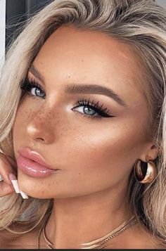 Makeup Looks Full Face, Glam Prom Makeup, Big Eye Makeup, Senior Makeup, Quince Makeup, Black Eyeliner Makeup, Normal Makeup, Kendall Jenner Makeup, Best Makeup Brands