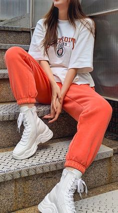 School Outfit Orange Jogger Ideas. It is street style, good for elegant ladies, classy teens and modern fashion Orange Joggers Outfit, Orange Street Style, Orange Pants Outfit, Joggers Outfit Women, Popular Clothing Styles, Jogger Pants Outfit, Sweats Outfit, University Outfit, Sweatpants Outfit