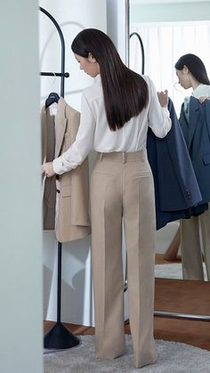 Chic and professional female Korean lawyer outfits that blend style and confidence. Discover the perfect looks for a powerful impression. Lawyer Aesthetic Female Outfit, Lawyer Inspiration, Cargo Fits, Lawyer Aesthetic, Jeon Yeobeen, Stylish Office Wear