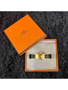 Gender: Women Brand: HERMES Product Name: PM 31 Click Ash Bracelet H069576CK Bags Alora Code: 29233136 Origin: France Timeless Handbag, Global Style, Luxe Fashion, Bags Designer Fashion, Exclusive Bag, Buying Gifts, Women Brands, Product Name, Bags Designer