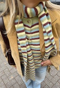 Aesthetic Scarf, Scarf Aesthetic, Striped Sweater Outfit, Cold Fashion, Fall Fit, Causal Outfits, Outfit Inspiration Fall, Knitting Girls, Outfit Inspo Fall