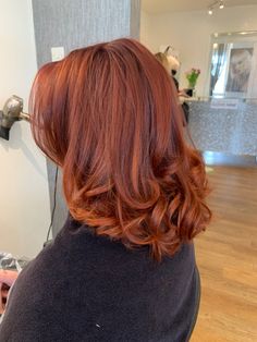 Red Roots Copper Ends, Ginger With Root Smudge, Auburn Root Smudge, Copper Smudge Root, Copper Hair Root Smudge, Copper With Root Smudge, Copper With Root Shadow, Short Layered Copper Hair, Short Wavy Copper Hair