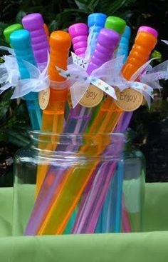 there are many different colored straws in the jar