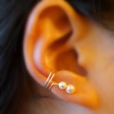 46)Ear Cuff ; Simple And Dainty Pearls Ear Cuff Piercing Simple, Ear Cuff Diy, Cuffs Diy, Wire Ear Cuffs, Feather Ear Cuff, Minimalist Ear Cuff, Wire Jewelry Patterns, Wire Jewelery, Wrap Earrings