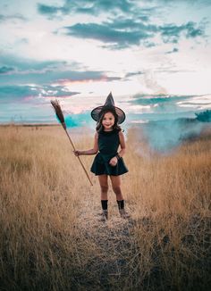 Kids Witch Photoshoot, Toddler Witch Photoshoot, Mommy And Me Witch Photoshoot, Witch Photoshoot Kids, Spooky Photoshoot Ideas Kids, Halloween Maternity Pictures, Toddler Halloween Photoshoot, Halloween Photoshoot Kids, Kids Halloween Photoshoot