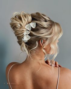 French twist hairstyle ideas will always look fashionable and chic plus you can try them out for any event. They are versatile and elegant, often worn... Modern French Twist, Cute Updos, Bridal Hair Up, Wedding Hair Trends, French Twist Updo, Twist Updo, Wedding Hairstyles For Medium Hair, Wedding Hairstyles Medium Length, Classic Updo