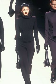 Armani 1995 Luna Fashion, Black Elegance, 90s Runway Fashion, Fancy Suit, Armani Women, High Fashion Looks, Press Tour, 1990's Fashion