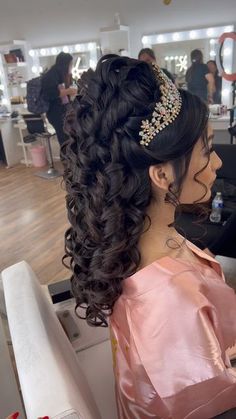 Cute Dama Hairstyles, Quince Hairdos, Hairstyle Quinceanera, Quinceanera Hairstyles Shorthair, Quince Tiktoks, Xv Hair, Quince Hair, 15 Hairstyles