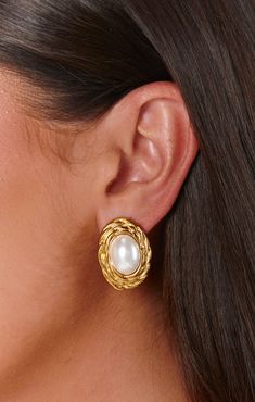 These earrings give any outfit a touch of timeless charm with a special vintage feel, like something straight out of your Grandmother’s jewelry box. Big Stud Earrings, Maternity Bridesmaid Dresses, Crochet Shop, Stud Earrings Gold, S Jewelry, Big Pearl, Bridesmaid Accessories, Gold Stud Earrings, Plus Size Wedding