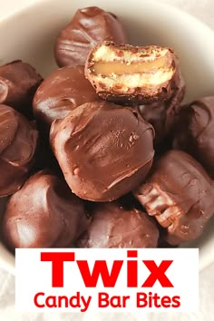 Copycat Twix Candy Bar Bites in a white bowl with one candy bar bite cut in half to show the caramel and crunchy wafer inside. Twix Bars Recipe, Homemade Twix Bars Recipe, Twix Candy Bar, Twix Bites, Christmas Candy Ideas, Twix Candy, Caramel Recipe Easy, Homemade Twix Bars, Bar Bites