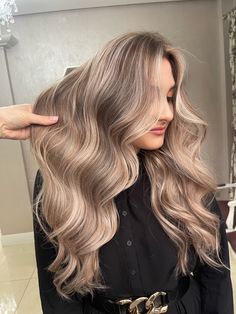 Soft Blonde Hair Color, Rooted Dimensional Blonde, Dark Blonde Roots, Balayage Hair Extensions, Soft Blonde Hair, Blonde Balayage Hair, Painted Highlights, Platinum Blonde Balayage, Medium Ash Blonde