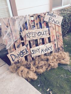 Halloween Decor Using Pallets, Skeleton Pallet, Haunted Forest Trunk Or Treat, Halloween Pirates Decorations, Pallet Skeleton, Fall Pallet Ideas, Halloween Pallet Ideas, Haunted Hallway