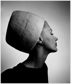 Image Lisa Fonssagrives, Retro Hats, Lauren Bacall, Richard Avedon, Vintage Fashion Photography, Wearing A Hat, White Hat, Moda Vintage, Harper's Bazaar