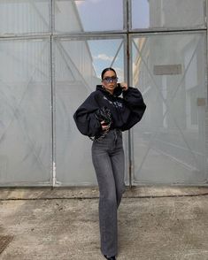 Ivona Zupet, Miss Me Outfits, Outfit Elegantes, Classy Streetwear, Foto Poses, Italian Outfits, Streetwear Fashion Women, Grey Jeans