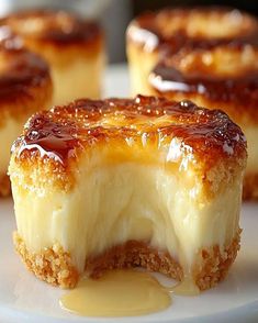 Creme Brulee Cupcakes Recipe, Creme Brûlée Cheesecake, Creme Brulee Cheesecake Cupcakes, Vanilla Creme Brulee Recipe, Crème Brûlée Pie, Mini Dutch Oven Recipes Dessert, Crem Brule Recipe, Cheesecake Creme Brulee, Traditional Cheesecake Recipes