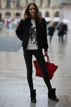 You can't go wrong with a zebra on your sweater and a smile on your face! Street Style Fall Winter, Style Désinvolte Chic, Paris Fashion Week Street Style, Street Style Paris, Style Fall, Autumn Street Style, Street Style Inspiration, Casual Chic Style, Fashion Week Street Style