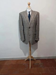 Good evening, I offer you this wonderful gray Prince of Wales linen jacket. The fabric is medium weight, a 4 season. The jacket is a two button jacket with generous notched lapels. For a great gentleman In very good shape Measures : Shoulder width: 49 cm Total length: 83 cm Sleeve length: 67 cm Armpit width: 57 cm Waist width: 53 cm #SartoJacket Classic Plaid Sport Coat For Spring, Spring Formal Plaid Sport Coat, Tailored Plaid Tweed Jacket With Single Button, Tailored Single-button Plaid Tweed Jacket, Plaid Fall Suits With Suit Collar, Plaid Suits With Suit Collar For Fall, Spring Business Tweed Jacket With Suit Collar, Plaid Notch Lapel Tweed Jacket For Spring, Fitted Single Button Plaid Outerwear