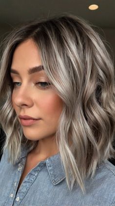 Lob Haircuts with Balayage Natural Root Blonde, Mushroom Bronde Balayage, Medium Length Haircut For Thin Hair, Balayage Hair Blonde Dark Roots, Haircuts With Balayage, Trendy Bob Haircuts, Bronde Lob, Straight Lob, Hairstyles For Thin Hair Fine