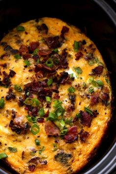 an omelet with bacon and green onions in the crock pot is ready to be eaten