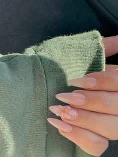 Flower Nails Acrylic, Flower Nails Pink, Pink Nails With Flowers, Pink Nail Inspo, Nails With Flowers, Nail Flower, Casual Nails, Classy Acrylic Nails, Dope Nail Designs