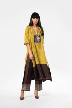 Payal Khandwala, Pant Details, Silk Kurta Set, Kurta Patterns, Western Clothes, Designer Kurti Patterns, Tunic Designs, Kurti Embroidery Design, Kurta Neck Design