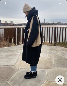 City Coat Outfit, Winter Outfits Uk Style, Amsterdam Outfit Aesthetic, Amsterdam November Outfit, Cream Beanie Outfit, Gen Z Winter Fashion, And Other Stories, Masc Wedding Outfit Guest, Toque Outfit