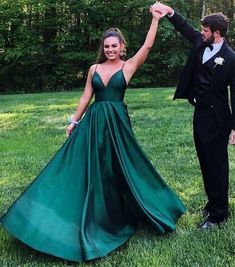 Green Prom Dress Long, Prom Dresses Under 100, Emerald Green Prom Dress, Prom Couples, Prom 2022, Formal Dresses Graduation, Prom Dresses Simple, Long Formal Gowns, Prom 2020