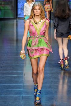 Dolce & Gabbana, Silk Scarf Pink Mini Dress How To Wear Scarves, Fashion Show Collection, Pink Mini Dresses, Milan Fashion Week, Scarf Styles, Runway Fashion, Spring Fashion, New Fashion, Hong Kong