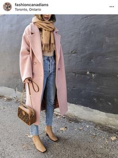 Pink Coat Outfit Winter, Hippe Outfits, Pink Boots Outfit, Pink Coat Outfit, Cropped Jacket Outfit, Pink Winter Coat, Outfit Airport, Winter Coat Outfits, Trends 2025