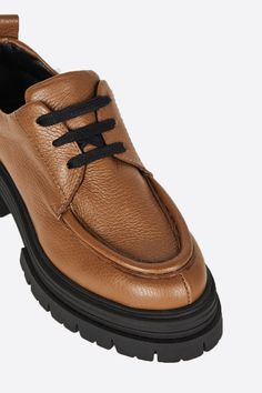 CONOCE A BÁRBAR


 Las tendencias de la moda masculina de los 90 reciben un impulso en esta versión deportiva de cuero. Los detalles minimalistas de la parte superior en monocromáticos mantienen el zapato con cordones BARBAR deportivo y al mismo tiempo elegante.



 Superior de cuero

 Forro de cuero

 Plantilla de espuma viscoelástica.

 Tacón 2 pulgadas

 Fiel al tamaño

 Hecho en España




 ENVÍO NACIONAL Y DEVOLUCIONES GRATIS EN TODOS LOS PEDIDOS SUPERIORES A $200
 Cualquier artículo vendi