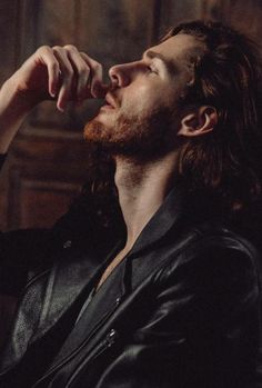 Hozier Pretty, Andrew John Hozier-byrne, Hozier Handsome Squidward, Hozier Short Hair, Hozier Cute, Hozier Portrait, Hozier Reaction Pic, Hozier Hands, Andrew Hozier Byrne