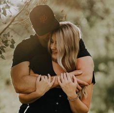 Cute Poses For Family Pictures, Fall Photos For Couples, Couple Photoshoot Poses Natural Outdoor, Couplephoto Photo Ideas, Married Couples Photoshoot, Cute Couple Picture Poses, Husband And Wife Photo Ideas, Husband And Wife Pictures