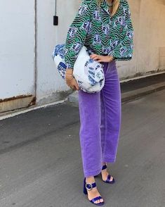 Outfit Ideas Colorful Street Styles, Pastel Outfits Summer, Colourful Pants, Purple Pants, Looks Street Style, People Standing, 가을 패션, Colourful Outfits