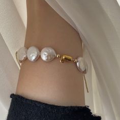 Product Specifications: Pearl Type Real Baroque PearlPearl Shape OvalPearl Color WhiteStock Number 7360For FemaleWeight 10g Package Includes: 1 x Hugetomato Bracelet1 x Box from HugeTomato