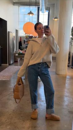 🤎  • Oversized sweater, ootd, everyday style, H&M, style guide, capsule wardrobe, styling a sweater, vintage Levi’s, winter ootd, casual style, Aubrie crivaro Styling A Sweater, Cold Spring Outfit, Sweater Ootd, Sandal Tali, Indie Vibes, Winter Ootd, Wardrobe Styling, Look Adidas, Outfits For Fall