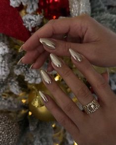 She’s back 👏🏼 Merry Pinterestmas & getting unblocked by Meta!🎄 ps. @sezane this is how I expect my Christmas order to arrive. Also swipe for cuteness 🥹 Winter Nails Chrome, Chrome Nails Christmas, Holiday Chrome Nails, Christmas Nails Chrome, Chrome Winter Nails, Christmas Nails Gold, Festive Nail Ideas, Festive Holiday Nails, Classy Almond Nails