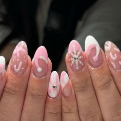 Nail Ideas Pink Christmas, Pink Nail Designs Christmas, Christmas Nails In Pink, Cute Nail Inspo Almond Shape, Nails Christmas Designs Short, Almond Christmas Nails Pink, Cute Short Holiday Nails, Xmas Pink Nails, Cute Nail Ideas For Christmas