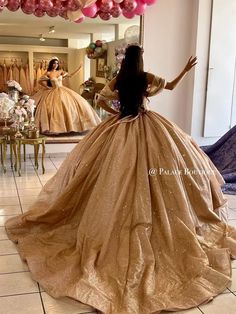 Gold Wuince Dresses, Quinceanera Dresses Champagne Gold, Gold Debut Gown, Gold Xv Dresses, Golden Quinceanera Dresses, Damas And Chambelanes Outfits, Belle Quinceanera Dress, Debut Gowns 18th