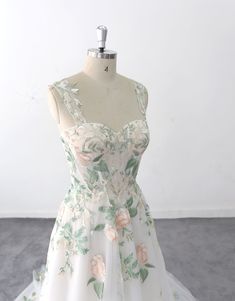 Green Lace Wedding Dress, Lace Wedding Dress Elegant, Wedding Dress Green, Airy Wedding Dress, Wedding Dress Spring, Green Wedding Dress, Floral Ball Gown, Romantic Wedding Dress Lace, Green Wedding Dresses