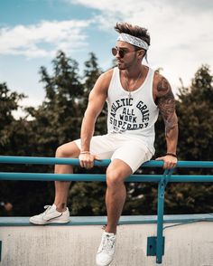 Bandana Styling, Bodybuilding Tank Top, Head Bandana, Festival Outfits Men, Bandanas Men, Find Hairstyles, Outfit Uomo, Bandana Styles, Haircut Hairstyle