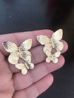 Adorable, effortless minimal and unique! A complete guide to cute outfits and style lover aesthetics❤️ This one is made for a charmer like you with all the love from Noorzaracollection! These beautiful butterfly studs in gold plating and silver plating are ready to ship. Color : gold , silver  Hand crafted and gold plated kundan indian/pakistani jewelry Material:brass,stone,gemstone,pearl  We bring you casual as well as party wear jewelry which comes with an attractive design and style. It goes well modern and traditional outfits. Visit my website for more collections  https://www.etsy.com/shop/Noorzaracollection Note :Color, shades, texture displayed may slightly vary from the actual product due to digital image limitations. We request you to consider these minor variations. Please expect Modern Indian Jewelry, Pakistani Earrings, Pakistani Jewelry, Indian Earrings, Jewelry Indian, Bird Earrings, Stylish Earring, Earrings Stud, Kundan Jewellery